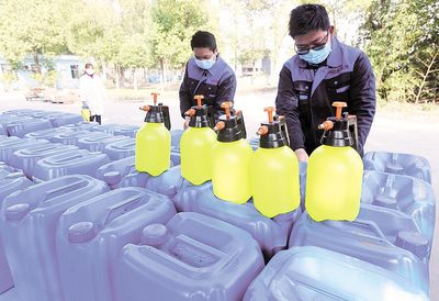 2月22日,葛店开发区,湖北海力环保科技公司员工准备启运一批84消毒液